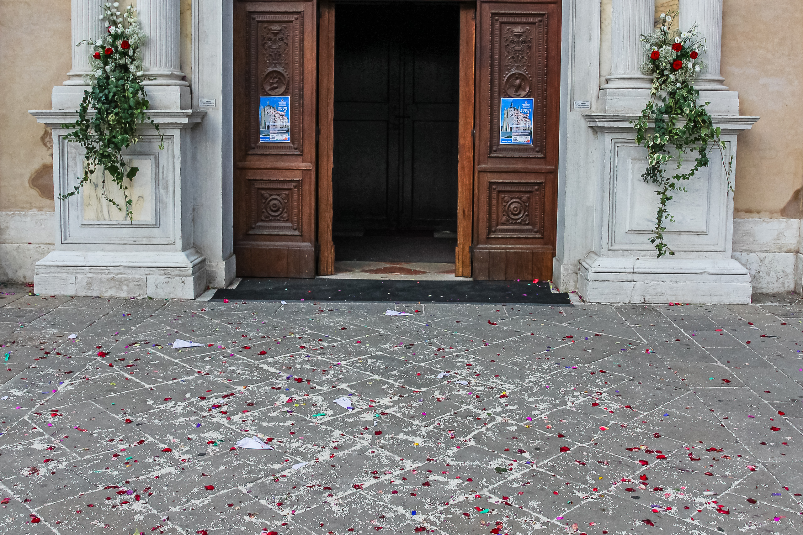 Nach der Hochzeit: Konfetti und Rosenblätter vor dem Domportal
